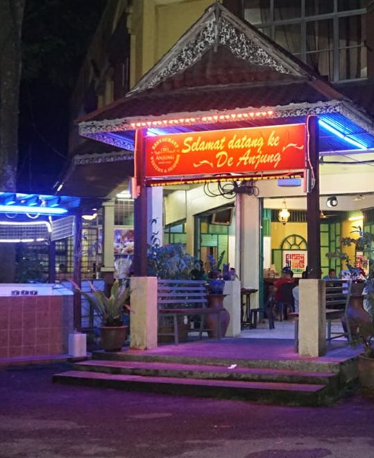 deanjung river restoran