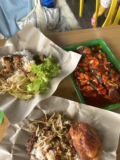 Restoran pak man kari kepala ikan