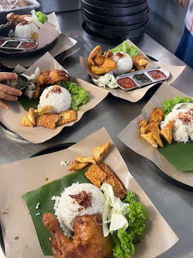 AYAM GEPUK PAK HAJI DAN STEAMBOAT, MUAR, JOHOR