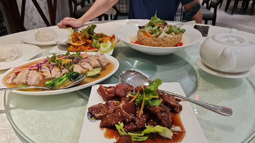 Super 7 Restaurant & Lounge